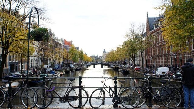 Amsterdams grachtwater te koop: 'Waarom?'