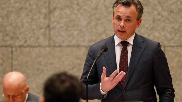 Harbers wees ook na kinderpardon-akkoord nog zelf verblijfsvergunningen toe