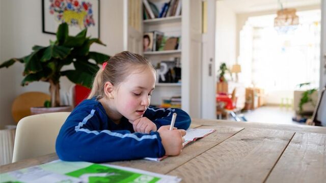 Stand.nl: 'Werkende ouders moeten extra vrije dagen krijgen om de schoolsluiting door te komen'