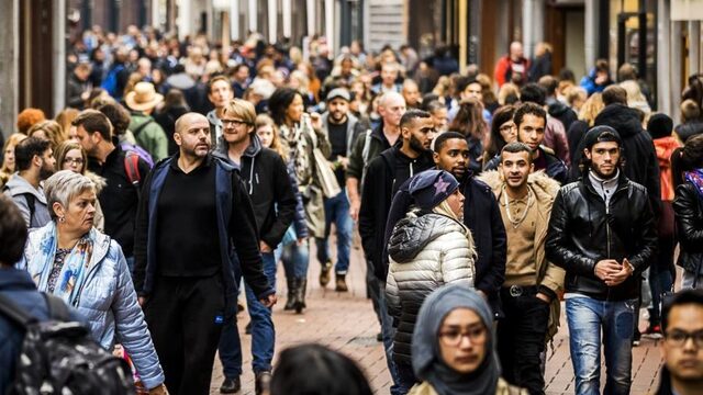 Tinderen? Blenden, zul je bedoelen. Dit is hoe je vluchtelingen leert kennen