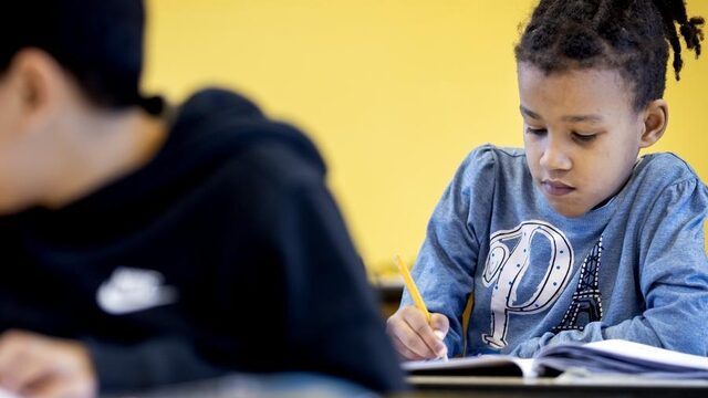 Kleinere klassen, later selecteren, jonger naar school: wat te doen aan kansenongelijkheid?