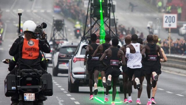 Kipchoge loopt als eerste marathon onder twee uur