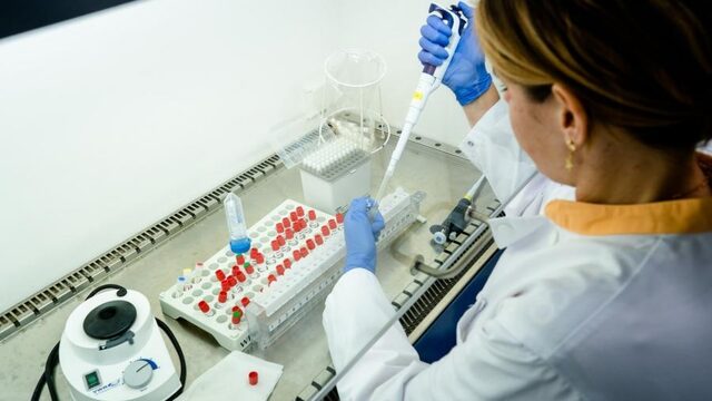 Hoe een witjassenlobby leidde tot gebrek aan labcapaciteit