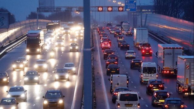 'Deltaplan' voor verkeer moet Nederland aan het rijden houden