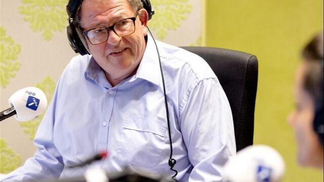 Vandaag op NPO Radio 1: In memoriam Max van Weezel, bonussen en Eredivisie