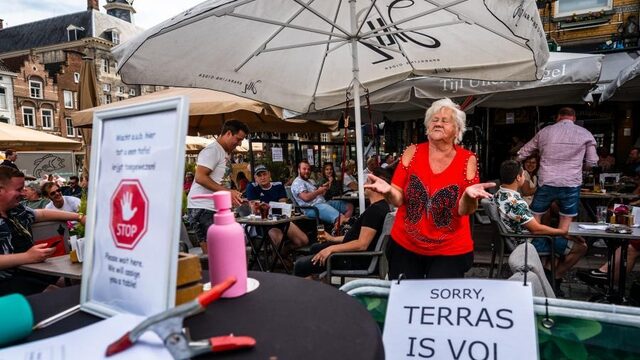 Wie moet de coronaboete in het café betalen: de ondernemer of de klant?