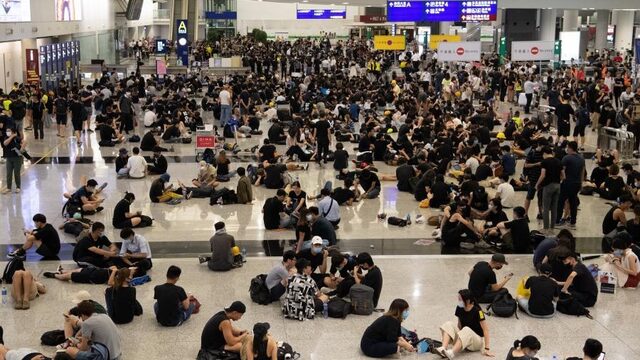 Protest legt luchthaven Hongkong plat