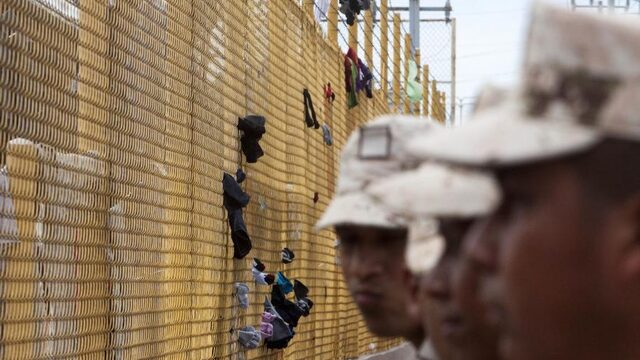 'Agenten smokkelen zelf meeste Mexicanen de grens over'