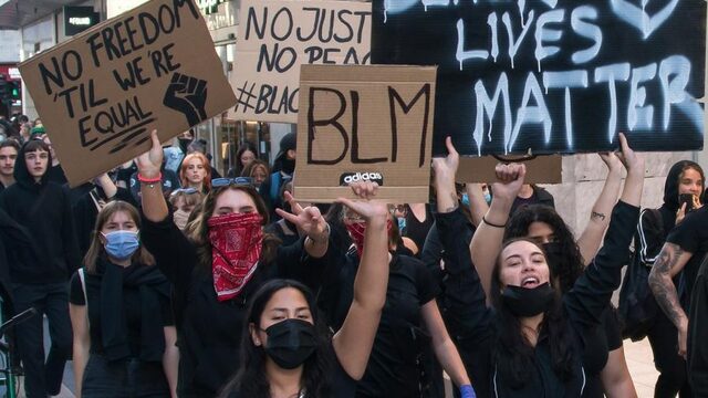 'Wit privilege is de evenknie van institutioneel racisme'