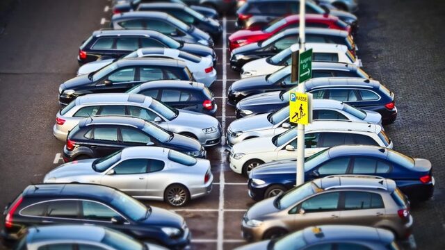 Volvo-rijders, Limburgers en roze auto's hebben vaakst parkeerschade