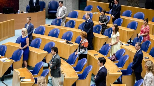 Coronadebat eindigt in tumult: 'De coalitie is letterlijk weggerend'