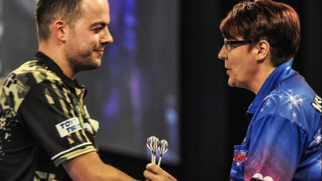 In het Alexandra Palace in Londen is donderdagavond het WK darts van start gegaan.