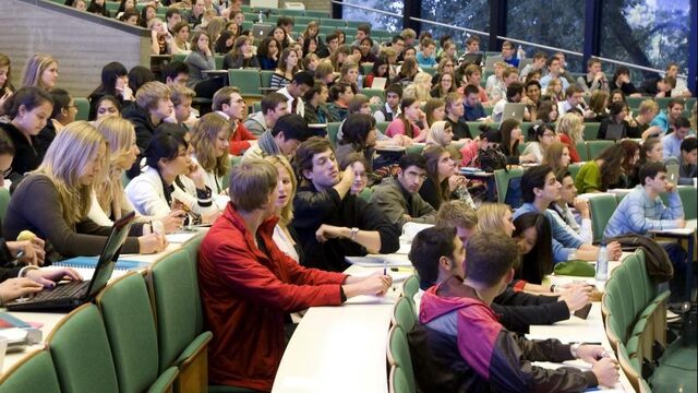 Vaste baan, samenwonen, kinderen krijgen: twintigers doen alles later