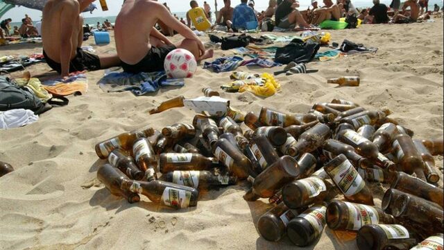 Podcast De Dag: Hoe 'zuiptoeristen' vakantie nemen van coronaregels