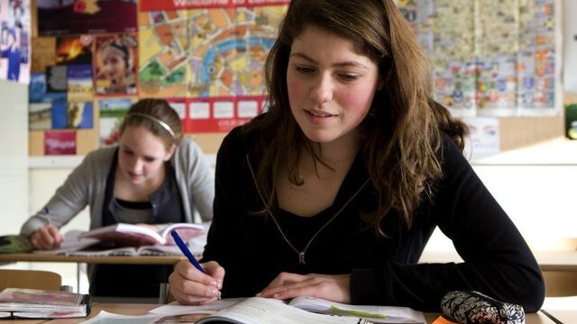 Zo krijg je scholieren weer aan het lezen: 'We zijn totaal doorgeslagen met saaie teksten en nutteloze vragen'