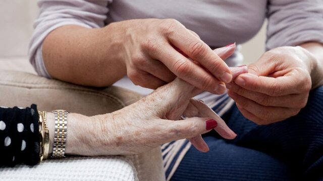 Mantelzorger én aan het werk: 'Door bureaucratie is hulp krijgen lastig'