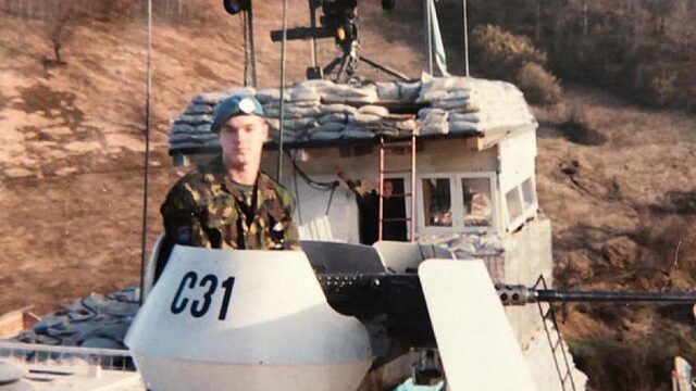 Dutchbat-veteraan klaagt Defensie aan om blootstelling aan kankerverwekkende stoffen