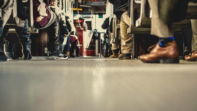 'De hel heeft zestig zitplaatsen, te weinig beenruimte en acht wielen: ga niet met de bus'