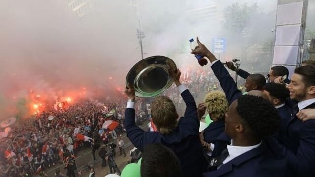 Euforisch Rotterdam juicht Feyenoord toe tijdens huldiging