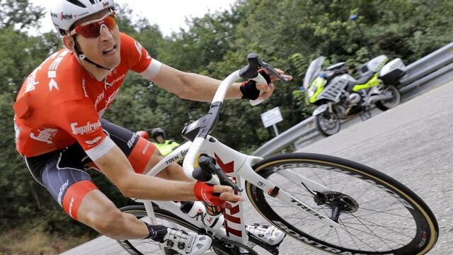 Bauke Mollema fietst door het bevingsgebied