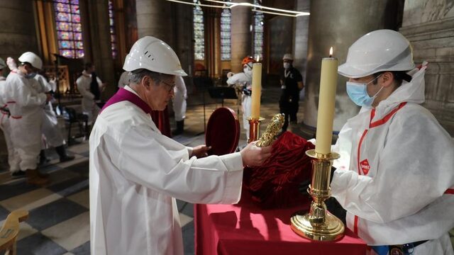 Notre Dame één jaar na de brand: geestelijken met bouwhelmen