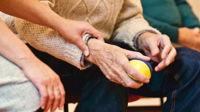 Kwart deeltijdwerkers zorg wil meer werken: oplossing personeelstekort?