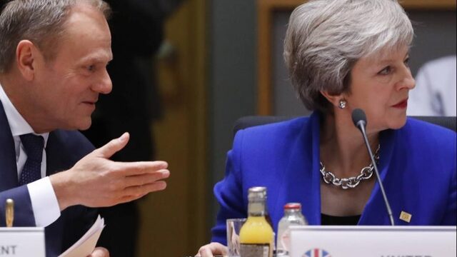 EU-voorzitter Tusk schiet May te hulp en stuurt aan op lang uitstel