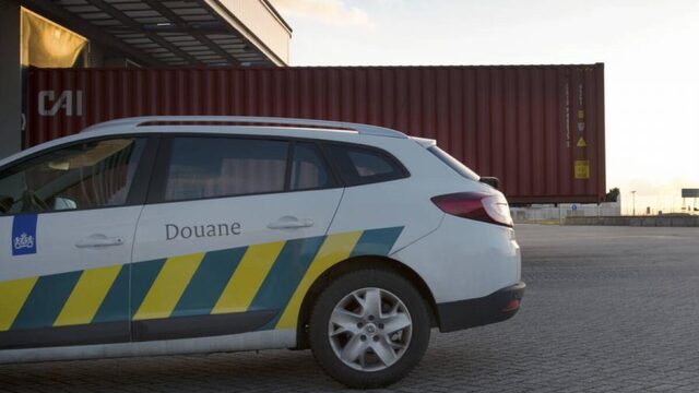 OM: van corruptie verdachte douanier is betrokken bij meer drugstransporten