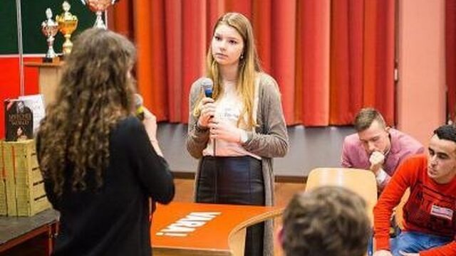 Dagmar (17) kan als jongste gemeenteraad in: 'Ik vind het gewoon heel leuk'