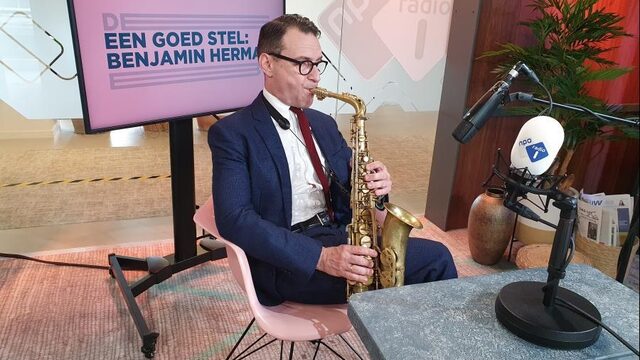 Benjamin Herman haalt van alles uit zijn favoriete sax: noten en kwijl