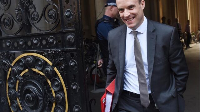 Tegenslag voor premier May, brexit-minister Raab neemt ontslag