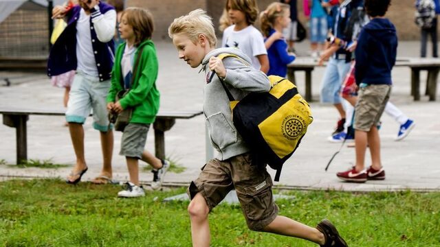 Kinderarts moedigt ouders aan hun kinderen naar school te laten gaan