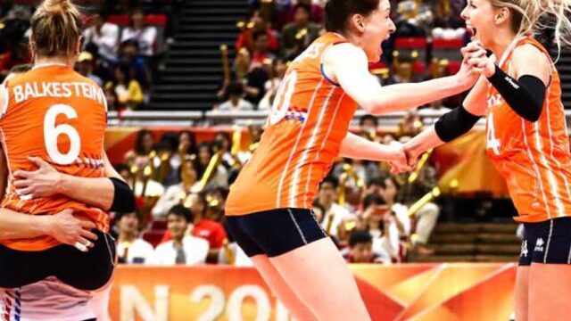 Volleybalsters naar halve finales WK na zege op titelhouder VS