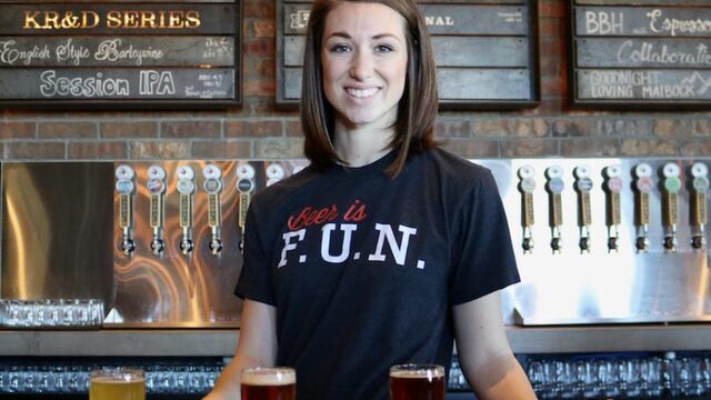 Onderzoek: forceer je vaak een glimlach, dan drink je meer alcohol