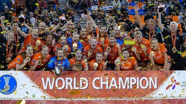 Feest in de kantine bij VOC, Nederland is wereldkampioen