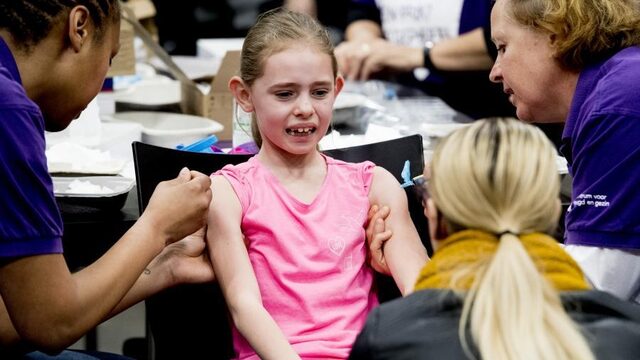 Geldstraffen voor vaccinatieweigeraars? 'Win het vertrouwen van ouders terug'