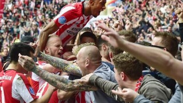 PSV landskampioen na klinkende 3-0 zege op Ajax