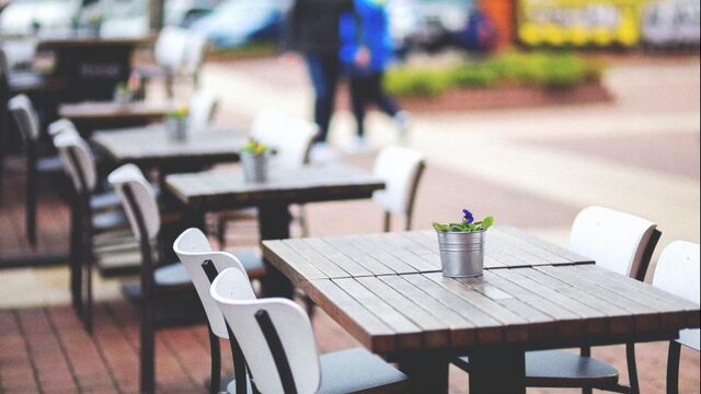 Horeca wil soepelere handhaving coronaregels: 'In een vliegtuig of de supermarkt mag alles wel'