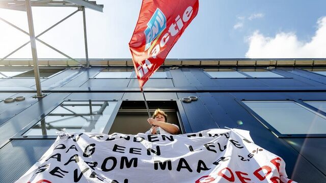 FNV tegen ziekenhuizen: 'Haal geld maar uit ouwe sok'