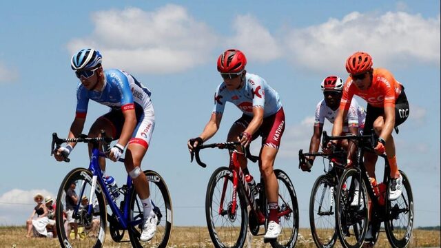 Van Aert verrast met sprintzege, Pinot en Fuglsang verliezen tijd