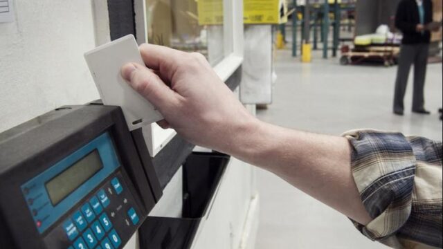 Stand.nl: De prikklok moet terug op de werkvloer