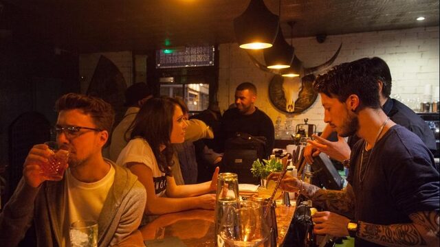 In de kroeg zegt een handgebaar meer dan duizend woorden