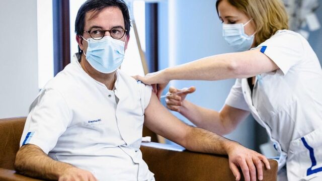 Diederik Gommers: 'Aanhoudende hoofdpijn na vaccinatie? Bel je specialist'