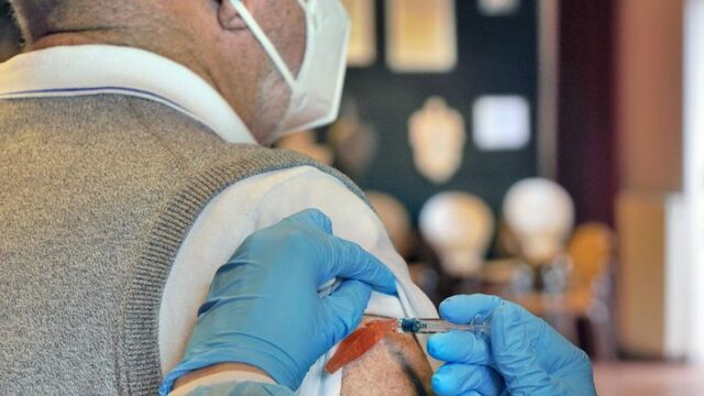 Nederlanders positiever over coronavaccinatie, ook zorgmedewerkers