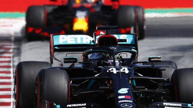 Hamilton de beste in Barcelona, Verstappen rijdt tussen Mercedessen op plek 2