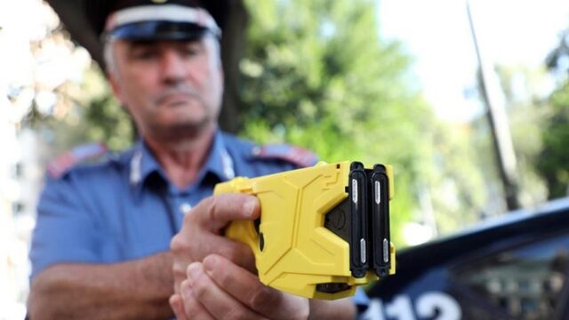 'Politie moet standaard uitgerust worden met stroomstootwapen'