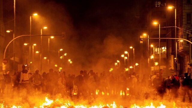 Protest tegen celstraffen Catalaanse separatistenleiders loopt uit op botsingen met politie