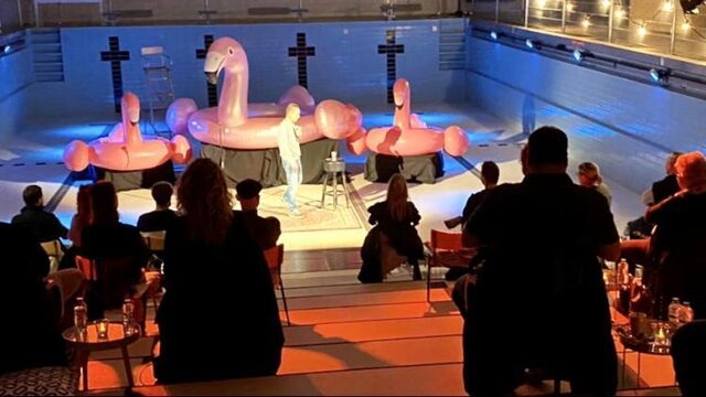 Comedy in coronatijd: spelen in een leeggepompt zwembad voor anderhalve
