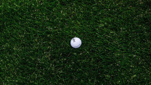 Golfen vanuit je rolstoel met één arm