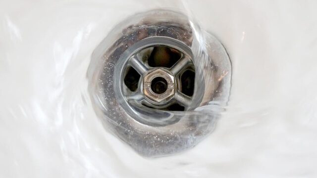 Water in douche loopt badkamer in: heb je recht op herstel?